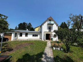 Central-Vintage Villa with free Parking and 5min walk to Metro